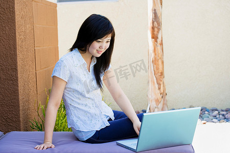 青少年在户外用笔记本电脑放松工作