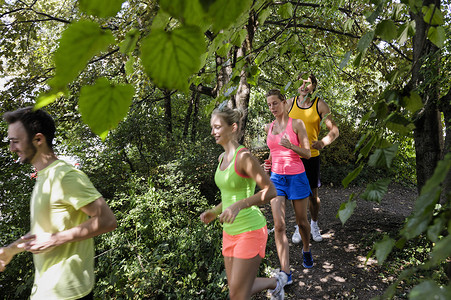 雅典人摄影照片_一群人在树林中奔跑