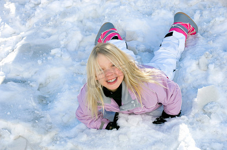 乐普符号摄影照片_女孩在雪地里打滚