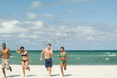 r奔跑摄影照片_朋友们在海滩上奔跑