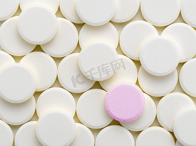 白色药片中的粉色药片