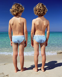 站在海边的双胞胎男孩