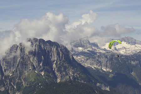 唯一的滑翔伞运动员在积雪覆盖的朱利安阿尔卑斯山上滑翔斯洛伐克博韦克