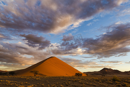 纳米比亚白云密布的沙丘上的日出