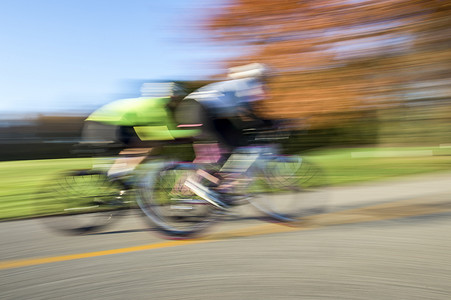 乡村大道摄影照片_骑自行车的人模糊的运动侧视图