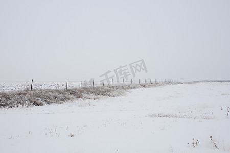 雪中的田野和栅栏