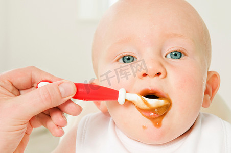 一幅婴儿吃东西的肖像