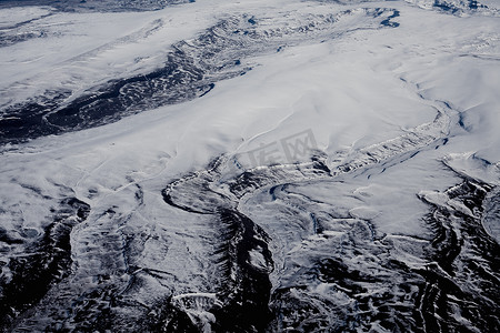 山水风景图案摄影照片_俯瞰阿根廷火地岛乌斯怀亚白雪覆盖的风景