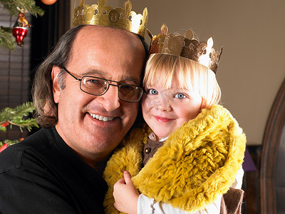 艾莎公主摄影照片_戴着王冠的女孩和祖父