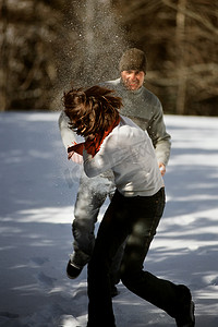 雪地里玩耍摄影照片_在雪地里玩耍的一对夫妇