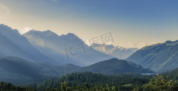 瑞士高山摄影照片_瑞士格劳本登州圣伯纳迪诺山口高山山谷里的早晨阳光