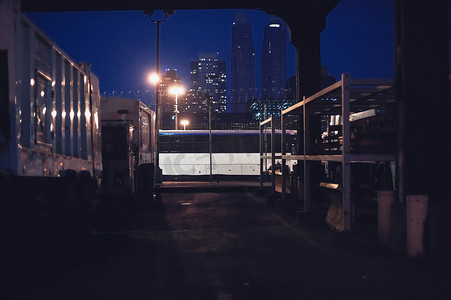 夜间城市公交车站的集装箱