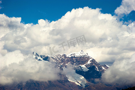 在前往秘鲁拉雷斯的路上观看4400米的雪山