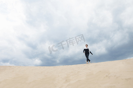 行走的女人摄影照片_走在沙滩上的女人