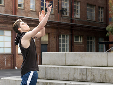 一名年轻人在户外球场上打篮球