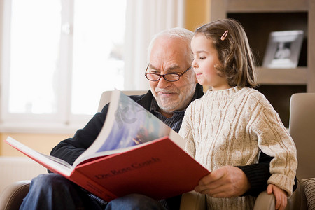 老人给小女孩读书