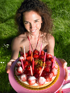 可爱生日蛋糕摄影照片_户外拿着生日蛋糕的女人