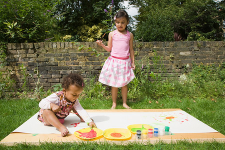 孩子们在花园里画画