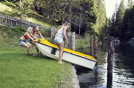 三位成年女性朋友在奥地利蒂罗尔的湖里划船