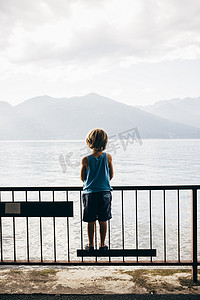 意大利伦巴第路易诺男孩立式栏杆的全长后视图眺望山脉