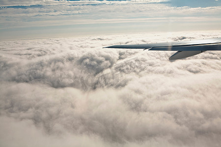 飞机机翼和云彩