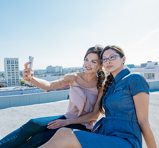 美国加利福尼亚州洛杉矶女商人在屋顶露台上用智能手机自拍