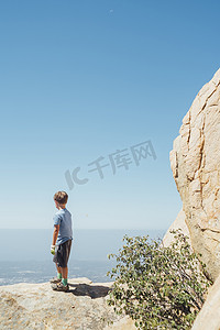 山水人摄影照片_从美国加利福尼亚州圣巴巴拉的博尔德向外望去的男孩
