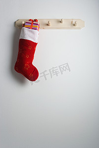 挂在挂钩上的圣诞袜子
