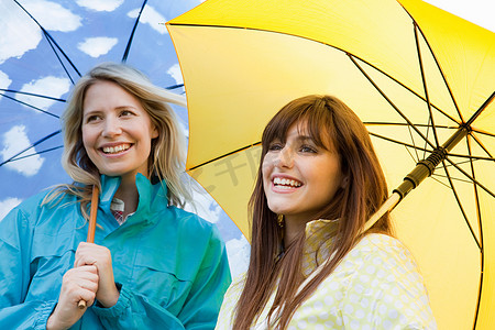 两个撑着雨伞的年轻女子