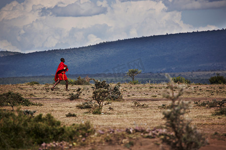 一名男子在干燥的地面上行走