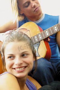 十几岁的男孩和女孩在弹吉他