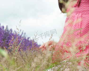 植物纹样摄影照片_花田里的女孩特写