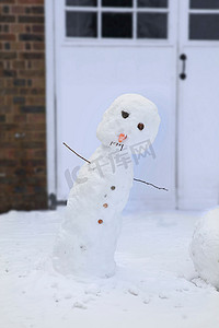 靠在车库前的雪人