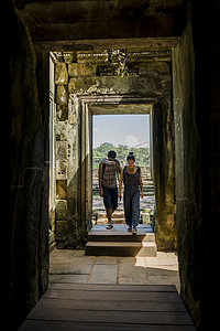 一对夫妇走进柬埔寨暹粒菲梅阿纳卡斯寺的门口