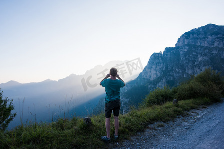 拍摄山脉照片的人的后视线帕索·马尼瓦意大利