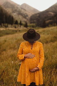 美国加利福尼亚州红杉国家公园一名孕妇站在乡村环境中抱着肚子矿物之王
