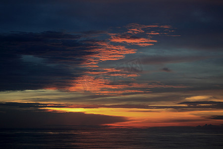 海上暴风雨摄影照片_新加坡海上的夕阳