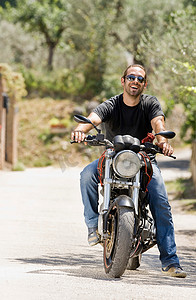 骑摩托车的男子肖像