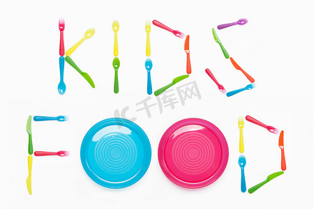 儿童小彩虹摄影照片_用塑料餐具和盘子写的儿童食物