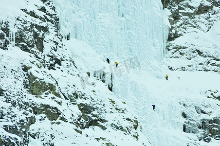 加拿大坎莫尔冰上登山者准备攀登冰冻瀑布的哭泣墙