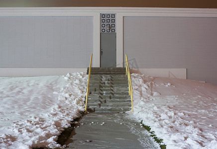积雪中的台阶和建筑外部