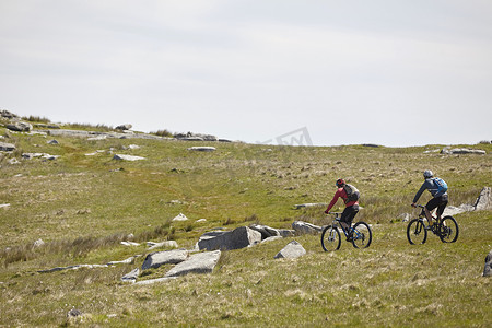 骑自行车的人在岩石山坡上骑自行车