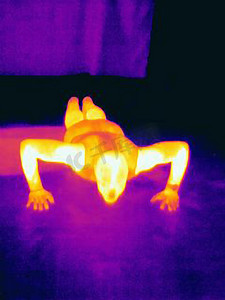 年轻男子运动员做俯卧撑训练的热像这张图显示了肌肉产生的热量