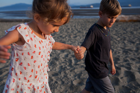 加拿大不列颠哥伦比亚省温哥华海滩上玩耍的儿童