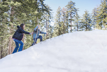 两个孩子走在雪山上红杉国家公园美国