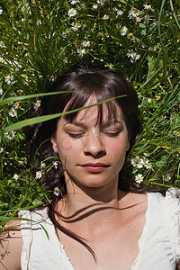 睡在高高的草丛中的女人