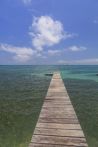 中美洲伯利兹圣乔治斯岛的海景和木制码头