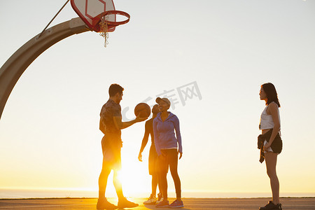 篮球场摄影照片_一群朋友在户外打篮球