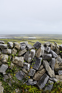 山水风景图案摄影照片_爱尔兰伊尼什莫尔的石墙和乡村风光