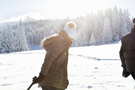 奥地利蒂罗尔的雪景上的老妇人侧视